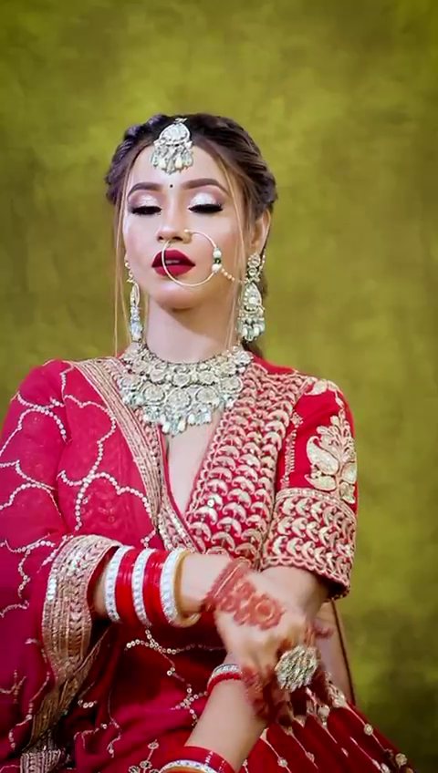 Bride in a red lehenga with kundan jewellery